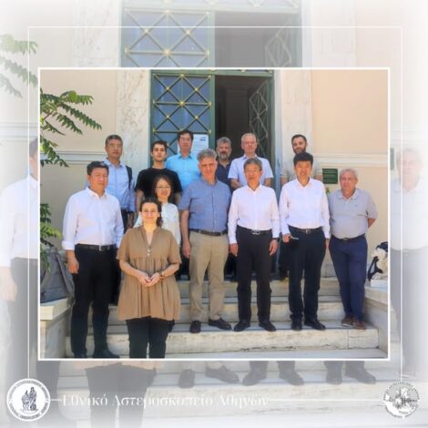 Η Επιστημονική αποστολή των ανώτατων αξιωματούχων από την Σεισμολογική Διεύθυνση της Κίνας μαζί με την ομάδα του Γεωδυναμικού Ινστιτούτου μπροστά από το κτίριο Σϊνα